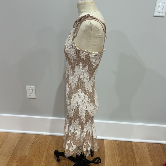 Storia, white and beige pattern, lace smocked dress - Picture 3 of 7